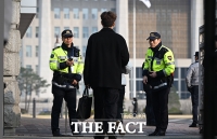  국회출입증 확인하는 국회경비대 [포토]