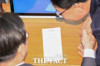  '人秘親展' 쓰인 봉투 건네받는 이재명 대표 [TF포착]