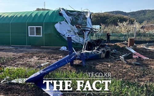 6일 오후 3시 41분쯤 대구시 북구 서변동에서 소방헬기가 인근 비닐하우스 인근에 추락해 조종사가 사망했다. / 뉴시스