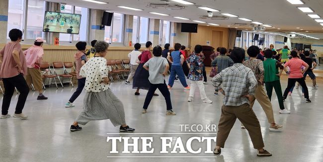 건강백세운동 실버댄스 진행 모습./부천시