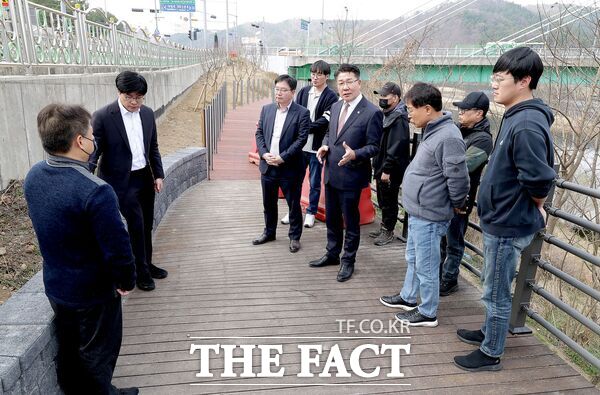 송활섭 대전시의회 의원(무소속, 대덕구 2)이 6일 금강 좌안 대청대교 하부 산책로 조성공사 현장을 방문해 사업 진행 상황을 점검했다고 밝혔다./대전시의회