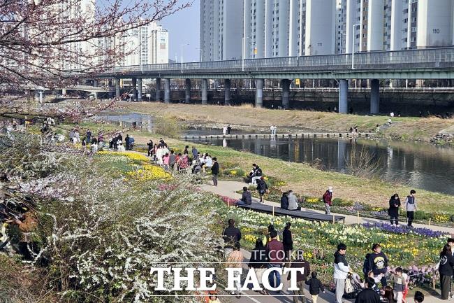 시민들이 지방정원 대상지 충훈부에 심은 초화류와 안양천을 즐기는 모습 /안양시