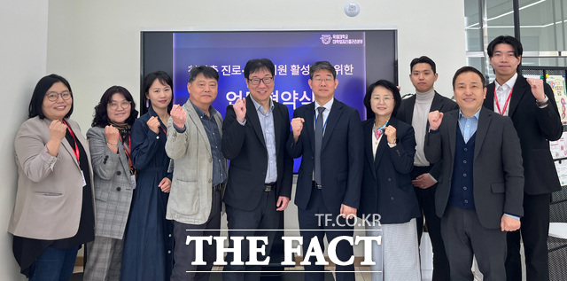 목원대 미래인재관에서 열린 ‘지역 청년 일자리 거버넌스 협의회 및 업무협약식’에서 참석자들이 기념촬영을 하고 있다. /목원대