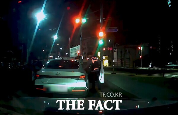 대전에서 운전면허를 도용해 렌터카를 빌려 난폭운전을 벌이던 10대 청소년들이 대전 동구 홍도동 일대에서 검거되고 있다./대전동부경찰서