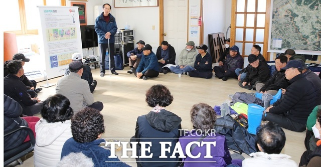 지난 1일 태안군 소원면 영전리 마을회관에서 농작업 안전 교육을 하고 있다. /태안군