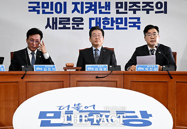 모두발언하는 박찬대 원내대표(오른쪽).
