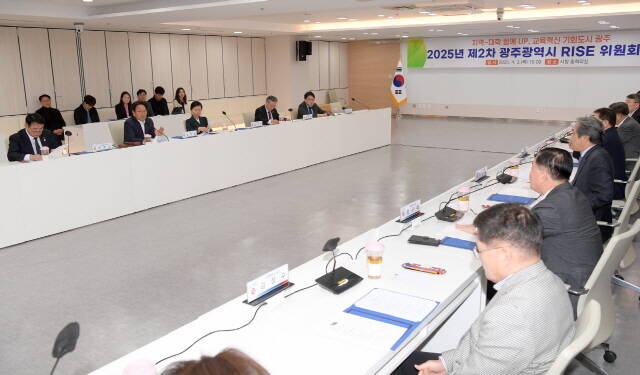 강기정 광주광역시장이 3일 오후 시청 중회의실에서 열린 2025년 제2차 광주광역시 RISE위원회 회의를 주재하고 있다. /광주시