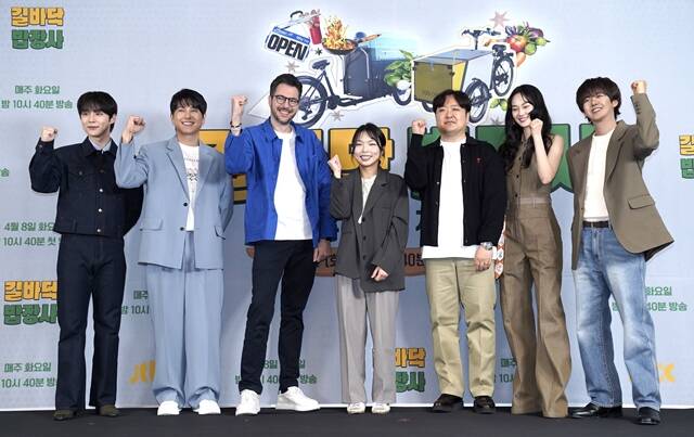 배우 배인혁, 방송인 류수영 파브리, 김소영 PD, 김민석 CP, 모델 신현지, 방송인 황광희(왼쪽부터)가 7일 오전 11시 서울 마포구 상암 스탠포드호텔에서 진행된 JTBC 새 예능프로그램 길바닥 밥장사 제작발표회에 참석했다. /JTBC