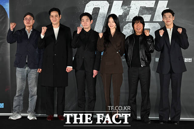 황병국 감독과 배우 박해준, 류경수, 채원빈, 유해진, 강하늘(왼쪽부터)이 7일 오후 서울 강남구 메가박스 코엑스에서 열린 영화 야당 언론시사회에 참석해 포즈를 취하고 있다. /이새롬 기자