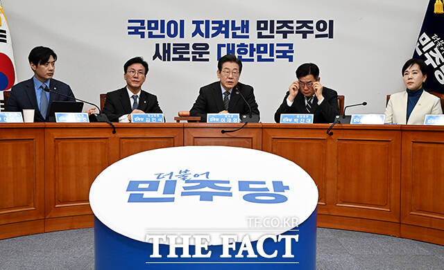 모두발언하는 이재명 대표(가운데).