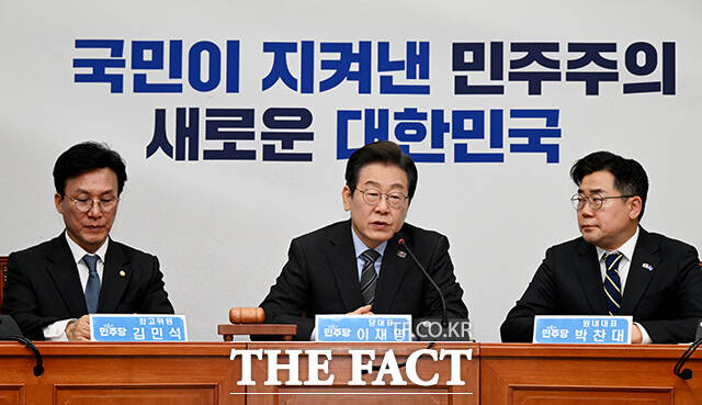 모두발언하는 이재명 대표(가운데).