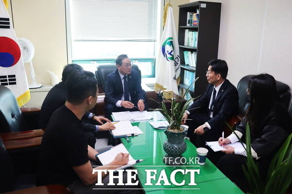7일 진영문 한국산림기술인회 회장이 김헌중 목재산업단체총연합회 회장과 근로자 안전보건교육에 대해 논의하고 있다./한국산림기술인회