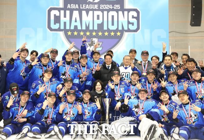 최대호 시장(가운데 패딩점퍼)과 정몽원 HL그룹 회장(오른쪽)이 안양빙상장에서 경기를 마친 HL안양 선수들과 우승을 축하하는 모습 /안양시