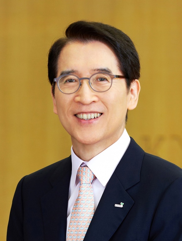 교보생명이 세계 3대 신용평가사인 피치로부터 A+(안정적) 신용등급을 획득했다. 사진은 신창재 교보생명 대표이사 겸 이사회 의장. /교보생명