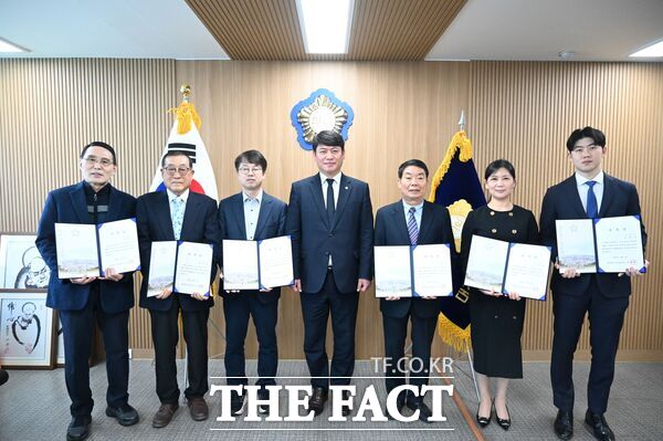대전 중구의회는 7일 의장실에서 이정수 의원(대표위원), 유은희 의원, 오한숙 의원을 비롯한 회계사 2명, 세무사 1명, 감사 1명 등 총 7명으로 2024회계연도 결산검사 위원을 위촉했다./대전 중구의회
