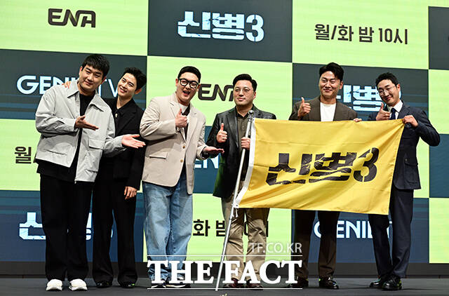 배우 남태우, 김동준, 김민호, 민진기 감독, 오대환, 김현규(왼쪽부터)가 포즈를 취하고 있다.