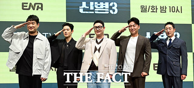 배우 남태우, 김동준, 김민호, 오대환, 김현규(왼쪽부터)가 7일 오후 서울 구로구 디큐브시티에서 열린 지니TV 오리지널 신병3 제작발표회에 참석해 포즈를 취하고 있다. /임영무 기자