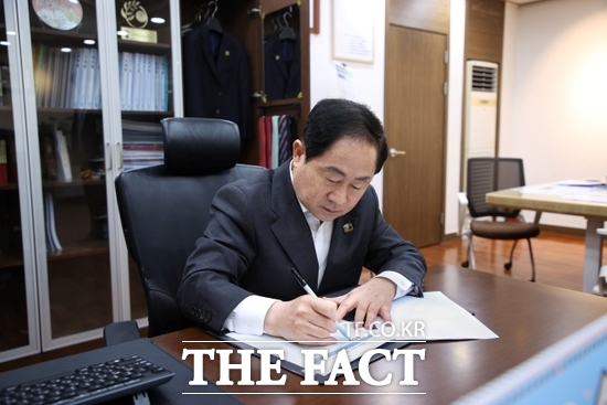 주광덕 경기 남양주시장이 7일 5년째 표류하고 있는 상수원 규제 개선을 위한 헌법소원의 신속한 심리 완료를 촉구하는 탄원서에 제1호로 서명하고 있다. /남양주시