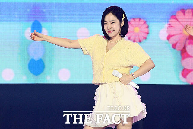 가수 홍자가 7일 오후 서울 마포구 SBS프리즘타워에서 열린 더트롯쇼에 참석해 빠라삐리뽀 무대를 펼치고 있다. /서예원 기자