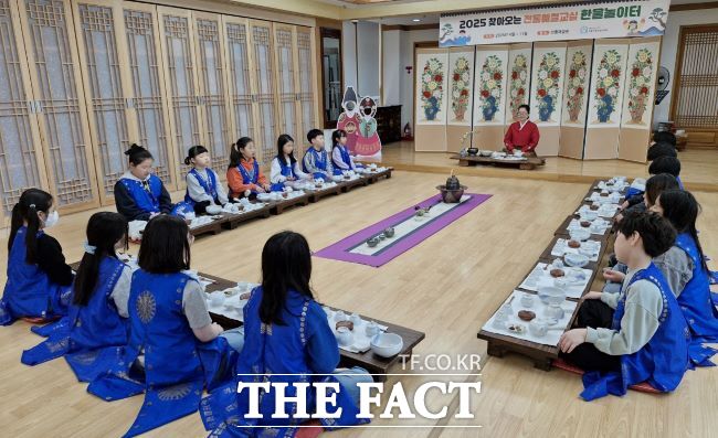 전통예절관 한울놀이터 진행 모습./의왕시청소년재단