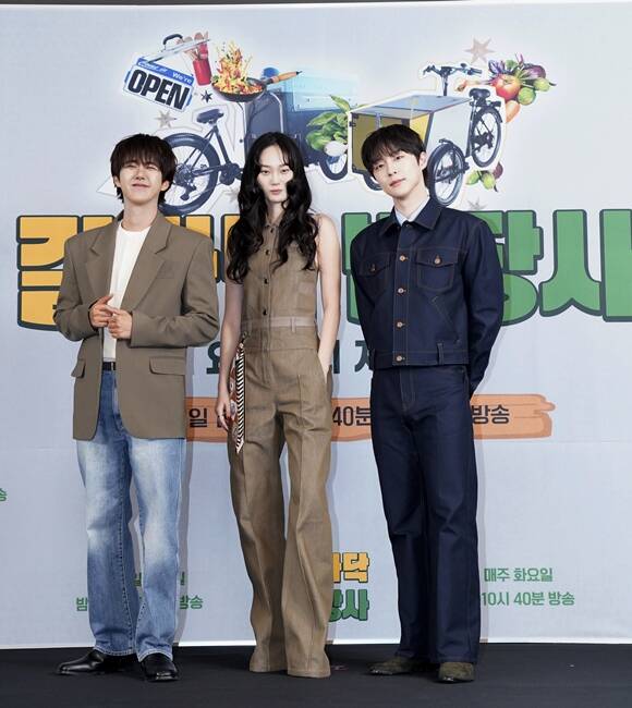 황광희 신현지 배인혁(왼쪽부터)은 길바닥 밥장사에서 유쾌한 케미를 발산할 예정이다. /JTBC