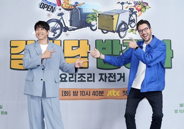 류수영(왼쪽)과 파브리가 길바닥 밥장사에서 스페인으로 떠나 다양한 한국 메뉴를 선보인다. /JTBC