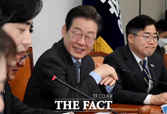 미소 짓는 이재명 대표.