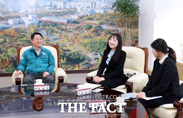 유니세프 아동친화도시 조성 지방정부협의회 사무국 직원들이 지난 4일 서구청을 방문해 서철모 청장의 부회장 취임을 축하하며 향후 협력방안을 논의하고 있다. /대전 서구
