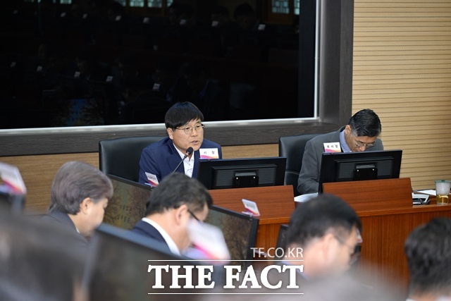 변광용 거제시장이 취임 후 첫 확대간부회의를 주재하고 있다. /거제시