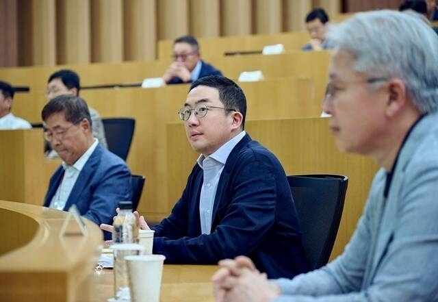 구광모 회장은 창립 78주년인 지난달 27일 경기 이천 LG인화원에서 사장단 회의를 열고 경영 위기를 극복하기 위한 전략을 논의했다. /LG