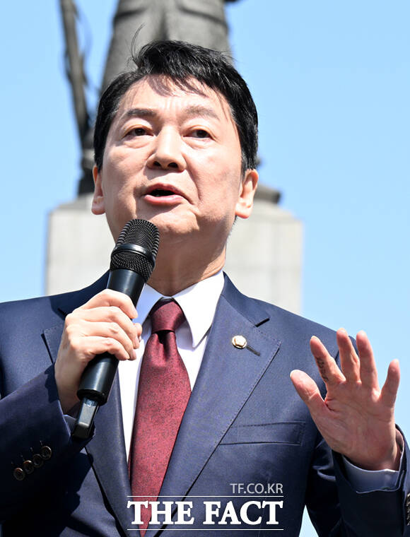 해당 글씨는 이효진, 원광대로 이날 기자회견 진행을 맡은 이효진 신임 대변인 합류 소식을 알리기 위해 안 의원이 잠시 적어둔 것으로 밝혀졌다. /이새롬 기자