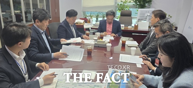 최재구 예산군수 일행이 7일 강승규 국회의원실을 방문해 국비가 필요한 지역 주요 현안을 설명하고 있다./ 예산군.