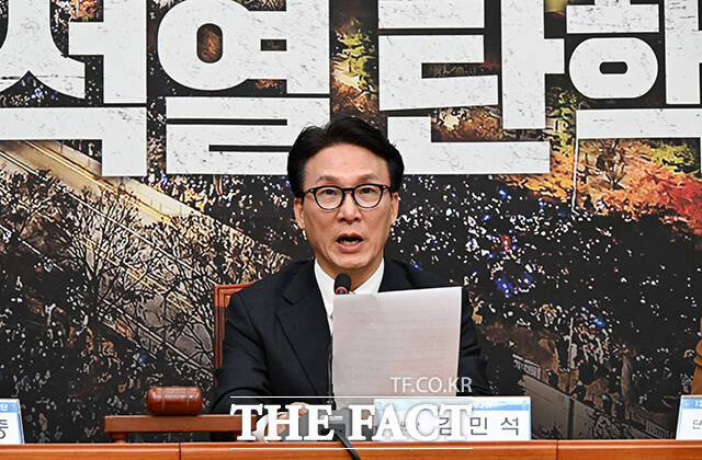 김민석 더불어민주당 최고위원은 전날 우원식 국회의장이 여야가 대선과 개헌 투표를 동시에 진행하는 데 동의했다고 밝힌 것과 관련해 어떤 것을 논의하고 공유를 해서 정리가 됐다 표현을 하는 건 판단이 다를 수 있지 않겠냐며 선을 그었다. /국회=배정한 기자