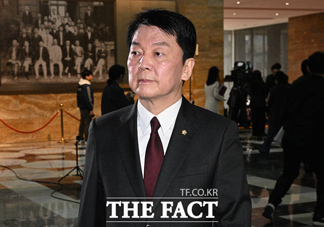 안철수 국민의힘 의원이 8일 서울 종로구 광화문광장에서 기자회견을 열어 조기 대선 출마를 선언했다. /박헌우 기자