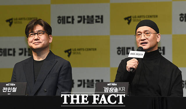 배우 김정호(오른쪽)가 취재진의 질문에 답변하고 있다.