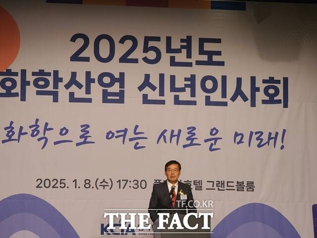 한국화학산업협회는 지난 7일 서울 강남구 그랜드 인터컨티넨탈 서울 파르나스 호텔에서 이같은 내용을 뼈대로 하는 상반기 사업 전망 세미나를 개최했다. 신학철 한국화학산업협회 회장이 1월 8일 오후 서울 중구 플라자호텔에서 신년사를 하고 있다. /장혜승 기자