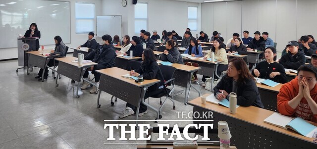 지난 1일 입교한 제6기 교육생들이 스마트팜 이론 강의를 받고 있다. /충남도