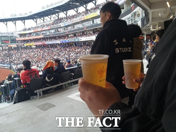 대전한화생명볼파크에서 다회용컵을 사용하고 있는 한화이글스 팬들 모습 /대전시