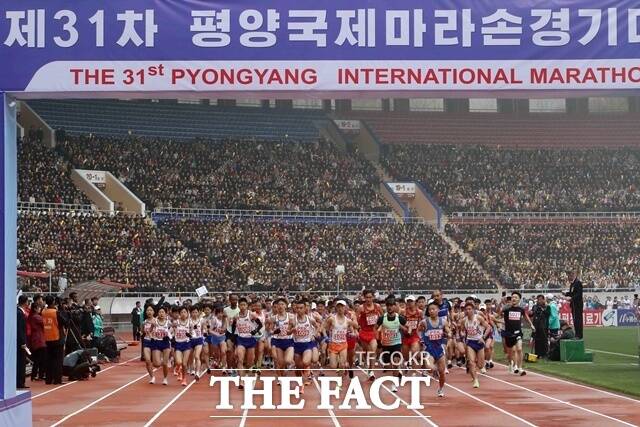북한이 코로나19 팬데믹으로 중단했던 평양 국제마라톤대회를 6년 만에 개최하며 이를 계기로 본격적인 외화벌이에 나설 것이라는 관측이 제기된다. 사진은 지난 6일 개최된 평양 국제마라톤대회의 모습. /AP.뉴시스