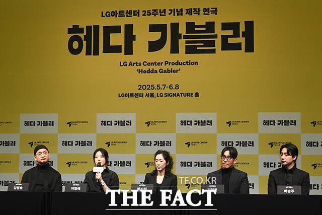 배우 이영애(왼쪽에서 두 번째)가 인사말을 하고 있다.