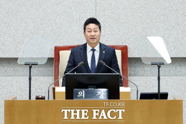 김진경 경기도의회 의장이 8일 열린 도의회 본회의에서 김동연 도지사에게 협치를 강조하고 있다./경기도의회