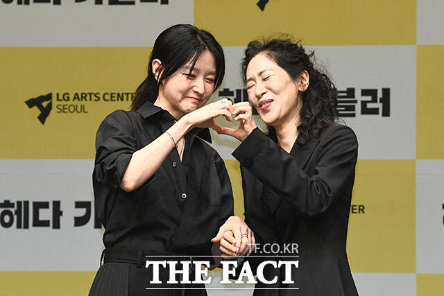 배우 이영애(왼쪽)와 백지원이 8일 오후 서울 강서구 LG아트센터 서울에서 열린 연극 헤다 가블러 제작발표회에 참석해 포즈를 취하고 있다. /서예원 기자