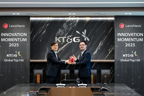 사진은 시상식에 참석한 한정호 KT&G NGP개발센터장(오른쪽)과 안형진 렉시스넥시스 한국영업대표(왼쪽)가 기념사진을 촬영하는 모습. /KT&G