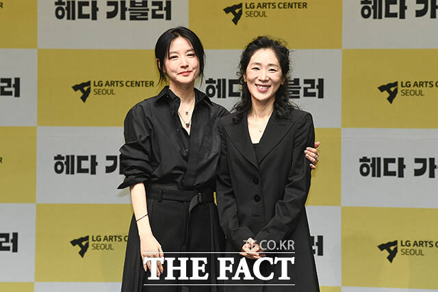 포즈 취하는 배우 이영애(왼쪽)와 백지원.