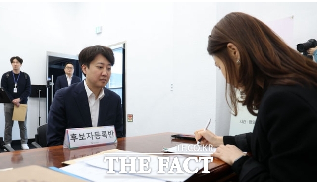 이준석 개혁신당 의원이 8일 경기 과천시 중앙선거관리위원회에서 오는 6월 3일 실시되는 제21대 대통령선거에 예비후보 등록을 하고 있다. /뉴시스