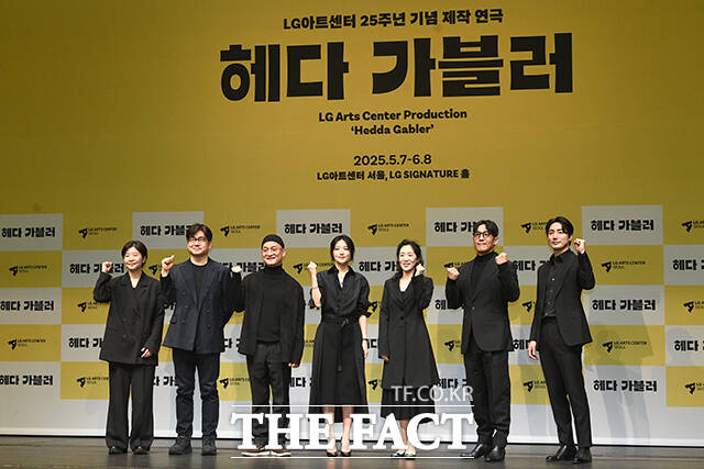 이현정 총괄 프로듀서와 전인철 연출가, 배우 김정호, 이영애, 백지원, 지현준, 이승주(왼쪽부터)가 8일 오후 서울 강서구 LG아트센터 서울에서 열린 연극 헤다 가블러 제작발표회에 참석해 포즈를 취하고 있다. /서예원 기자