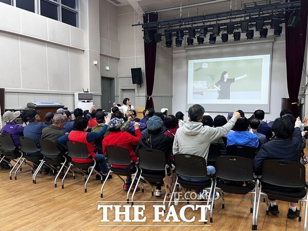 대덕구노인종합복지관은 7일 2층 대강당에서 성폭력 없는 안전한 일터 위한 연계교육으로 대전YWCA 성폭력가정폭력상담소와 연계해 소양(안전)교육을 진행했다. /대덕구노인종합복지관