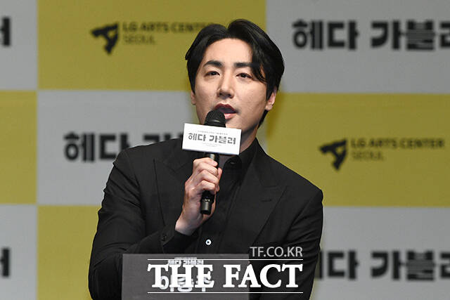 배우 이승주가 취재진의 질문에 답변하고 있다.