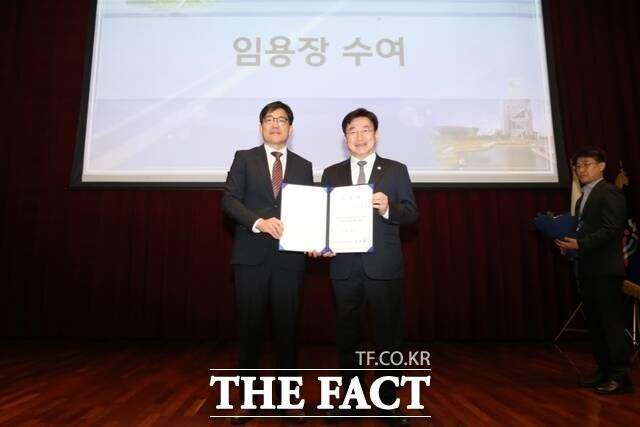 윤원석(오른쪽) 인천경제청장이 8일 신임 박성진 투자유치본부장에게 임용장을 수여하고 있다. /인천경제청