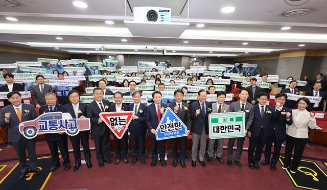 (왼쪽부터) 이병래 손해보험협회 회장, 강기자 새마을교통봉사대 대장, 서범수 국민의힘 의원, 최형두 국민의힘 의원, 강준현 더불어민주당 의원, 유동수 더불어민주당 의원, 성일종 국민의힘 의원, 박상우 국토교통부 장관, 권영세 국민의힘 상대책위원장, 구자근 국민의힘 의원, 최은석 국민의힘 의원, 임호선 더불어민주당 의원, 박해철 더불어민주당 의원, 이인선 국민의힘 의원 등이 8일 오후 국회 의원회관 제2소회의실에서 교통안전 비전제로 선포식에 참석해 사진을 찍고 있다. /손해보험협회